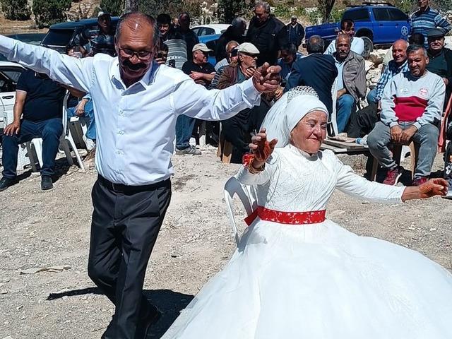 40 yıllık aşk, ilk düğünle taçlandı: 4 çocuklu 9 torunlu çift gelinlik ve damatlık hayalini gerçekleştirdi...