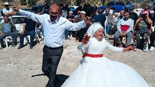 40 yıllık aşk, ilk düğünle taçlandı: 4 çocuklu 9 torunlu çift gelinlik ve damatlık hayalini gerçekleştirdi...