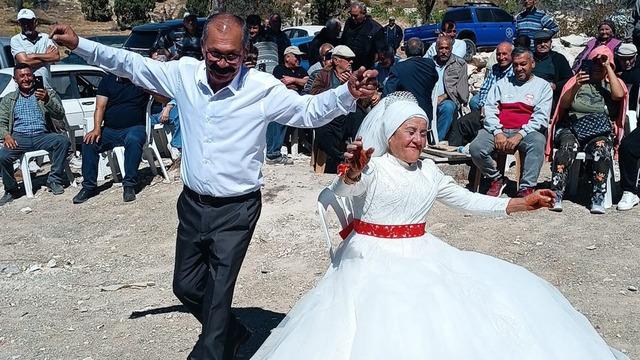 40 yıllık aşk, ilk düğünle taçlandı: 4 çocuklu 9 torunlu çift gelinlik ve damatlık hayalini gerçekleştirdi...