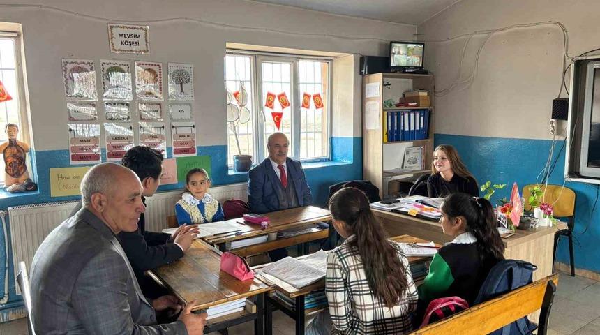 Susuz Kaymakamı Tutal, öğretmen ve öğrencilerle buluştu