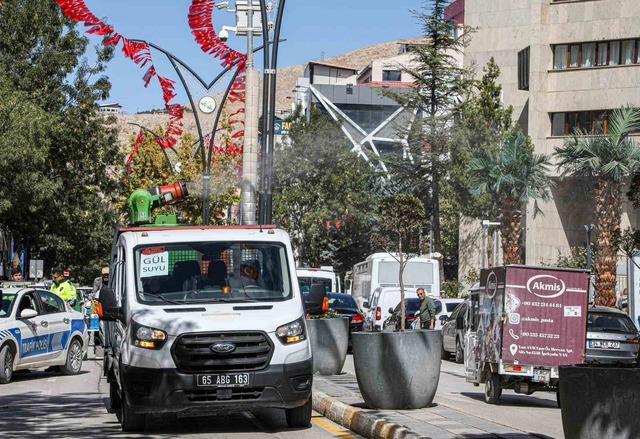 Van Büyükşehir Belediyesi caddelere gül suyu sıktı 1