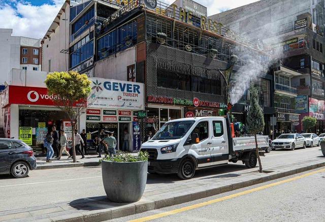 Van Büyükşehir Belediyesi caddelere gül suyu sıktı 2