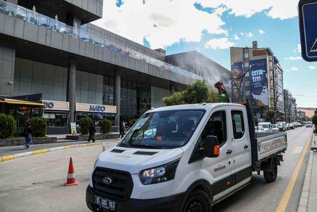 Van Büyükşehir Belediyesi caddelere gül suyu sıktı 3