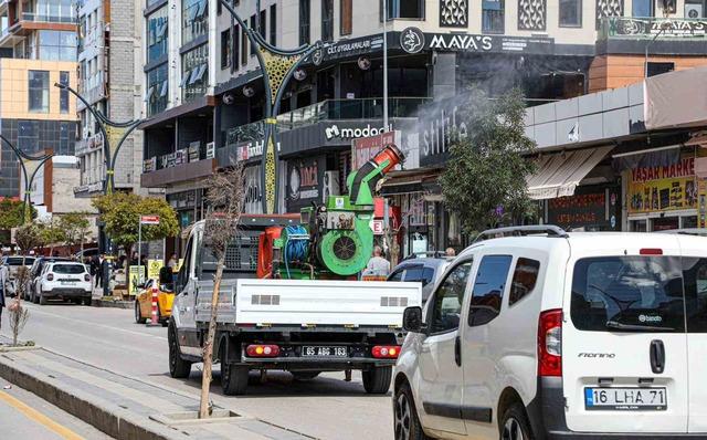 Van Büyükşehir Belediyesi caddelere gül suyu sıktı 4