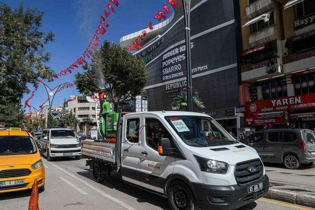 Van Büyükşehir Belediyesi caddelere gül suyu sıktı 5
