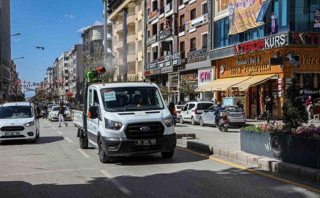 Van Büyükşehir Belediyesi caddelere gül suyu sıktı 6