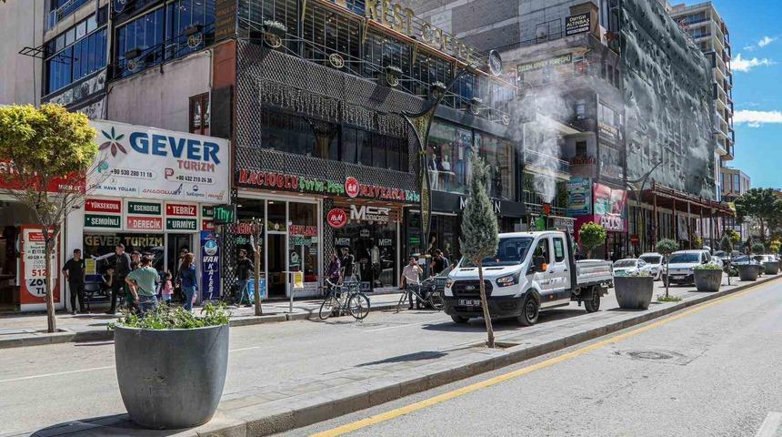 Van Büyükşehir Belediyesi caddelere gül suyu sıktı