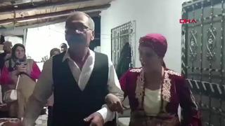 40 yıllık hayalleri gerçek oldu! 4 çocuk 9 torun sahibi çift gelinlik ve damatlık giyip düğün yaptı