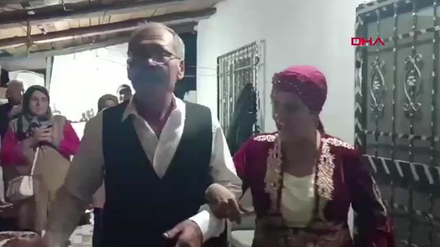 40 yıllık hayalleri gerçek oldu! 4 çocuk 9 torun sahibi çift gelinlik ve damatlık giyip düğün yaptı