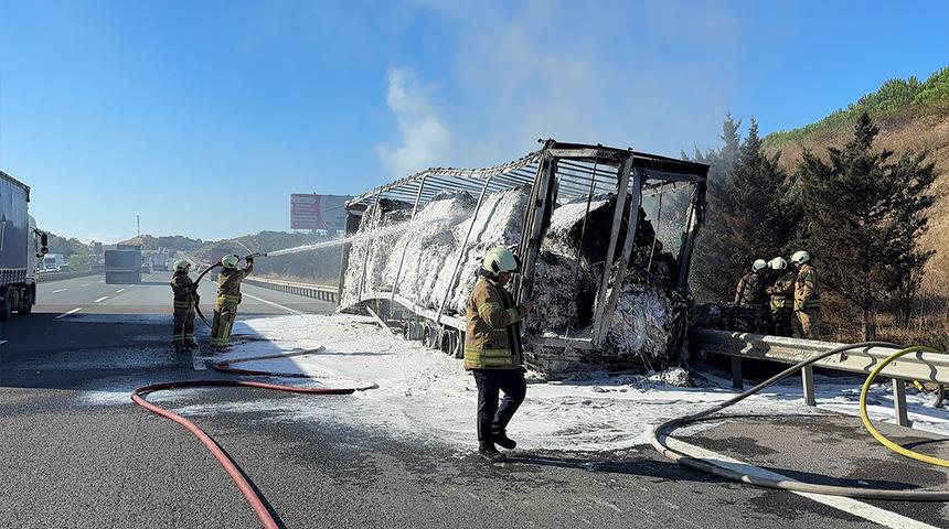 Yer: İstanbul! Seyir halindeyken tır alev aldı
