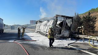 Yer: İstanbul! Seyir halindeyken tır alev aldı