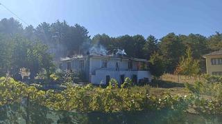 Çatısı alevlere teslim olan evi küle dönmekten ekipler kurtardı