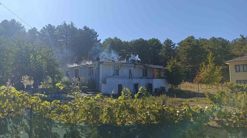 Çatısı alevlere teslim olan evi küle dönmekten ekipler kurtardı