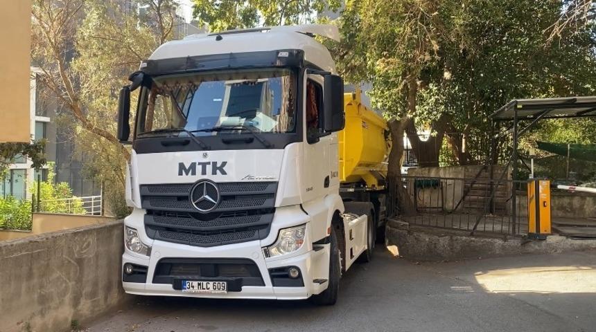 Kadıköy’de hafriyat kamyonu ara sokakta sıkıştı