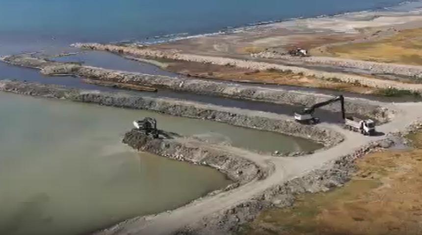 Van Gölü'nden 1 milyon 970 bin metreküp dip çamuru çıkarıldı