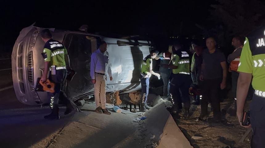 Gaziantep’te feci kaza! Lastiği patlayan minibüs devrildi: 2 ölü, 8 yaralı