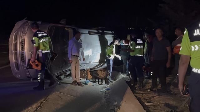 Gaziantep’te feci kaza! Lastiği patlayan minibüs devrildi: 2 ölü, 8 yaralı