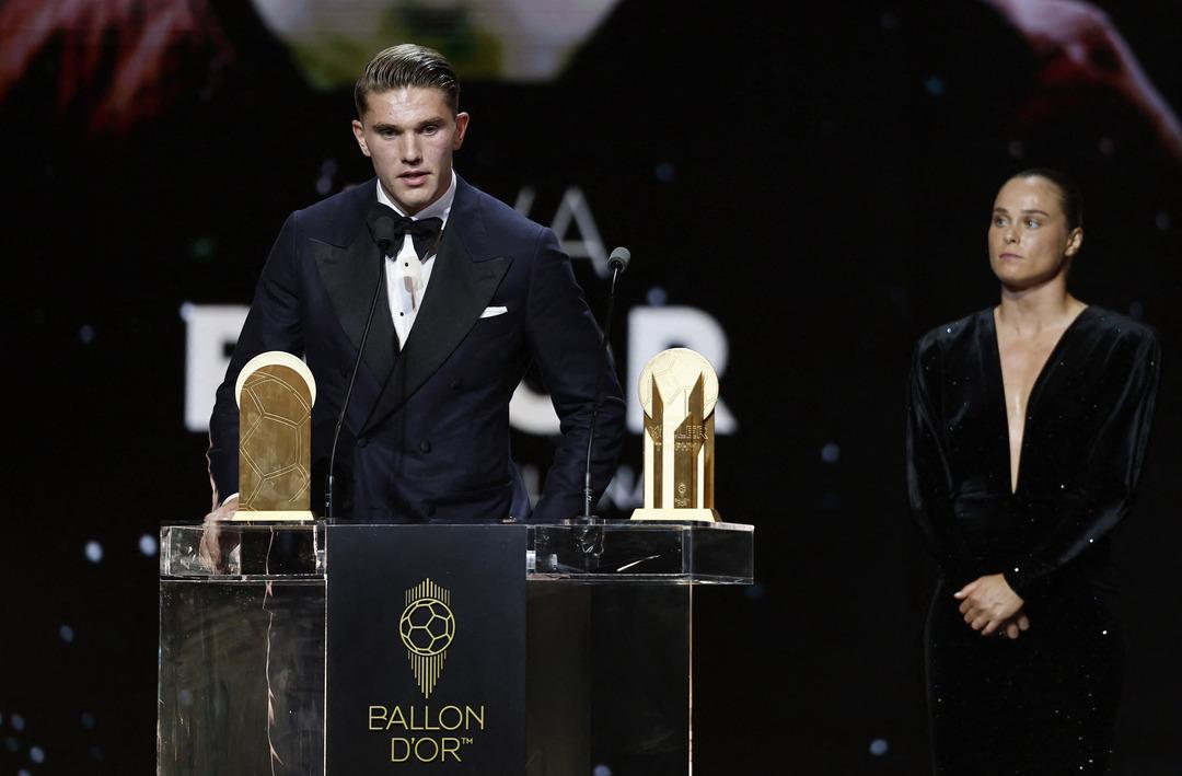 Yılın En İyi Oyuncusu PSG den Ousmane Dembele oldu! Ballon d Or ödülü sahibini buldu... 8