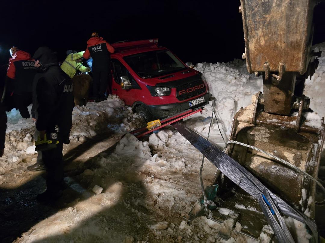 Yaylada 6 aracın üzerine çığ düştü; mahsur kalan 15 kişi kurtarıldı 4