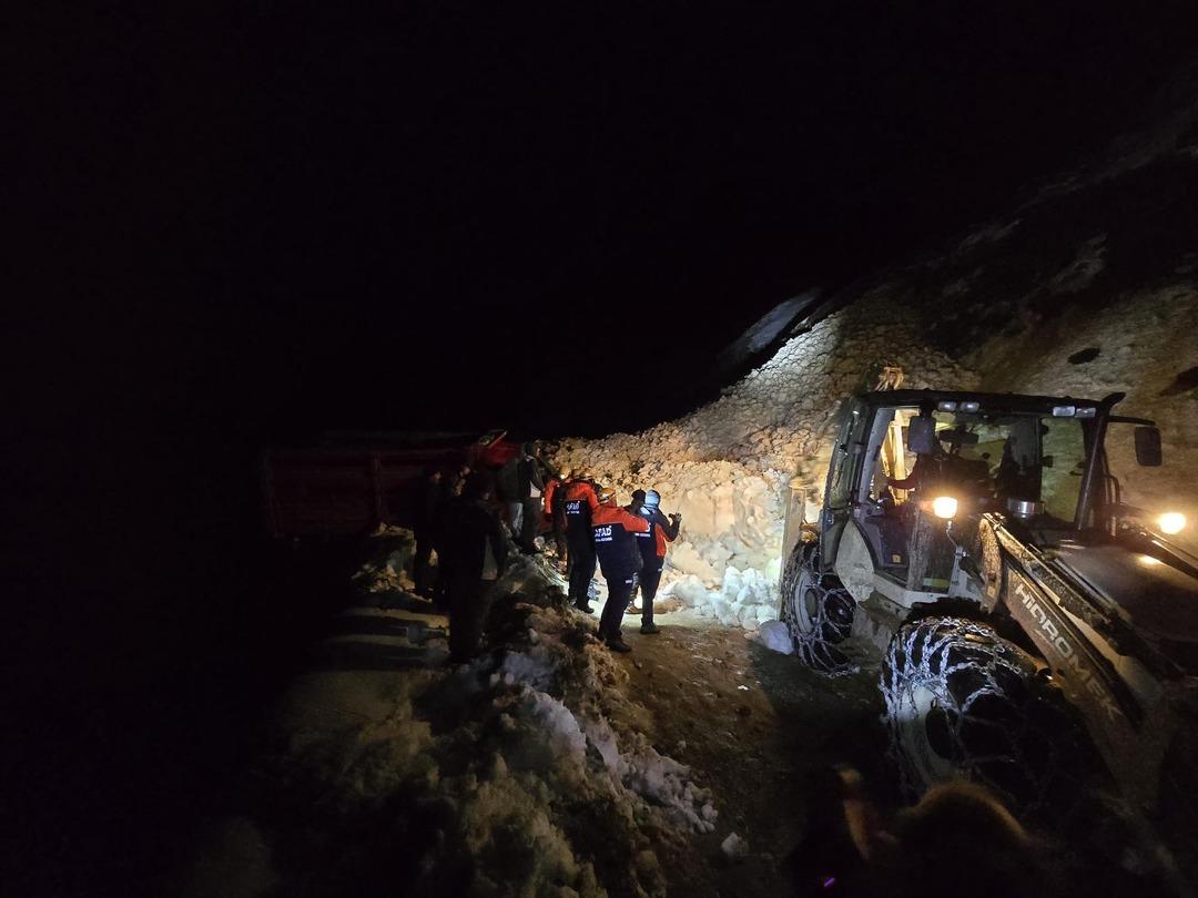 Yaylada 6 aracın üzerine çığ düştü; mahsur kalan 15 kişi kurtarıldı 3