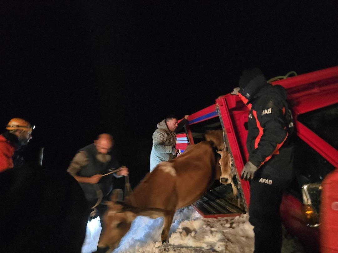 Yaylada 6 aracın üzerine çığ düştü; mahsur kalan 15 kişi kurtarıldı 2