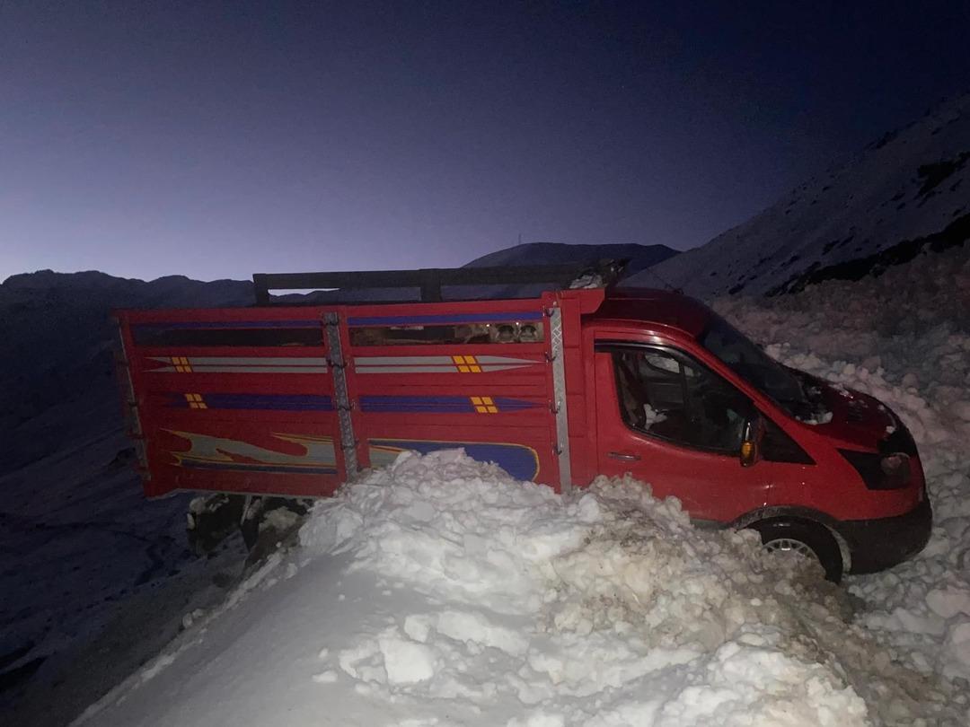Yaylada 6 aracın üzerine çığ düştü; mahsur kalan 15 kişi kurtarıldı 1