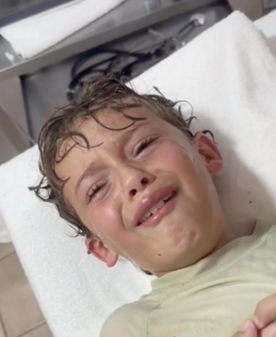 Kulağından canlı yengeç çıktı! Annesi sosyal medya fenomeni: Oğlunun tatili kabusa dönüştü! Görenler inanamadı… 1