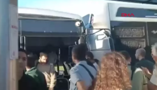 Kadıköy'de iki metrobüs çarpıştı! Ekipler bölgede
