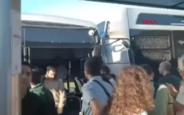 Kadıköy'de iki metrobüs çarpıştı! Ekipler bölgede | Son Dakika