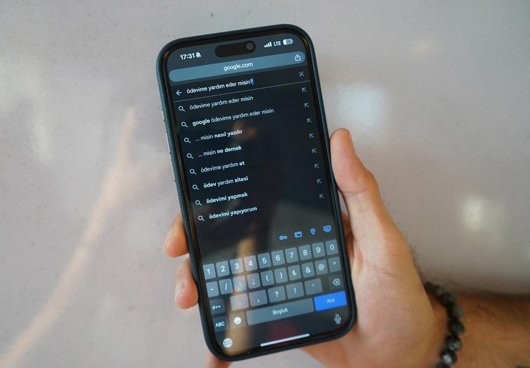 Yeni risk:  Ödev karaborsası!  Dijital ödev siteleri tehdit saçıyor: Çocukların bilgilerini çalıyor! Masum bir ödev yardımı olmayabilir... 1