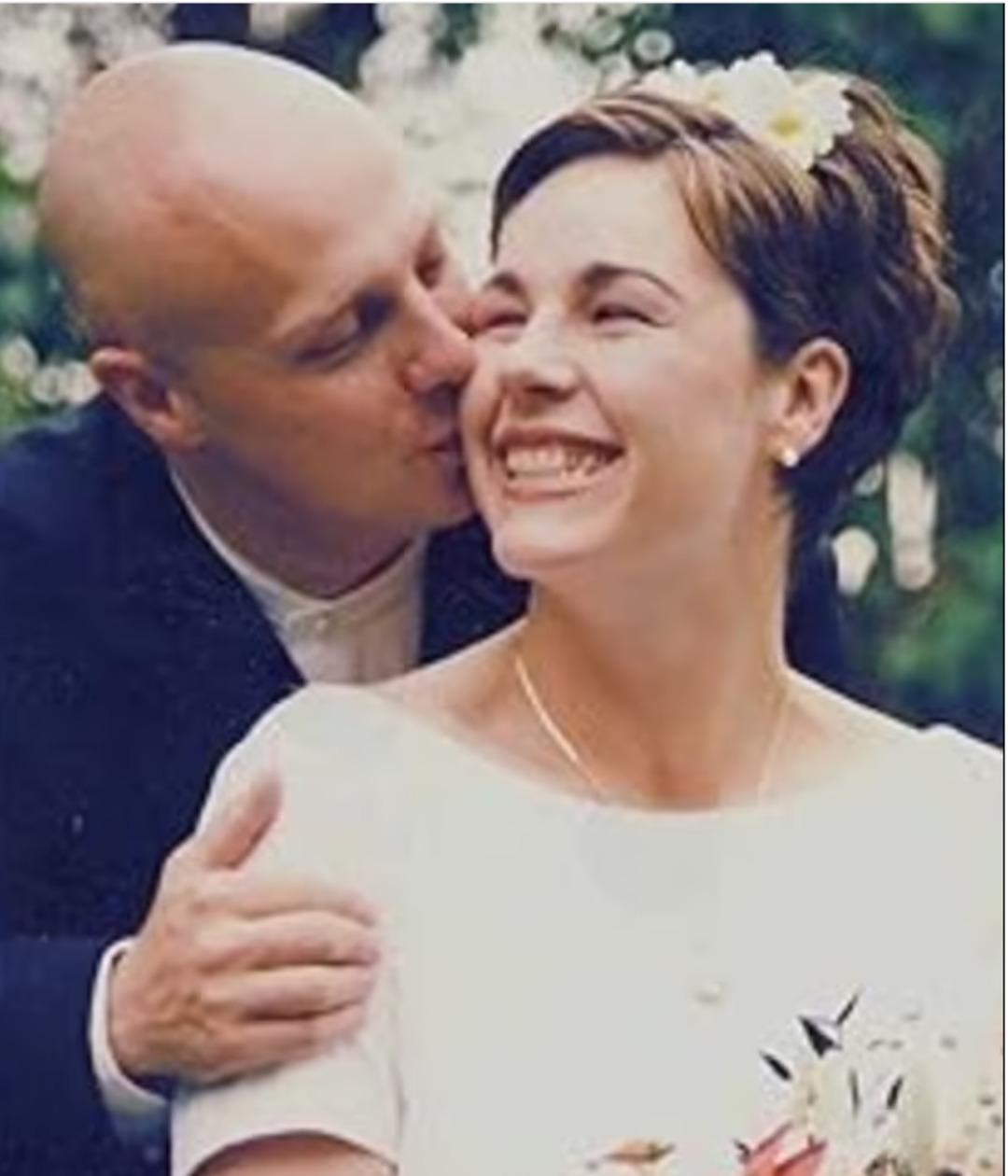 “Houston eskortları” arama kaydını görünce deliye döndü: Ölen eşinin küllerini köpeğinin dışkısıyla karıştırıp yedi!  1