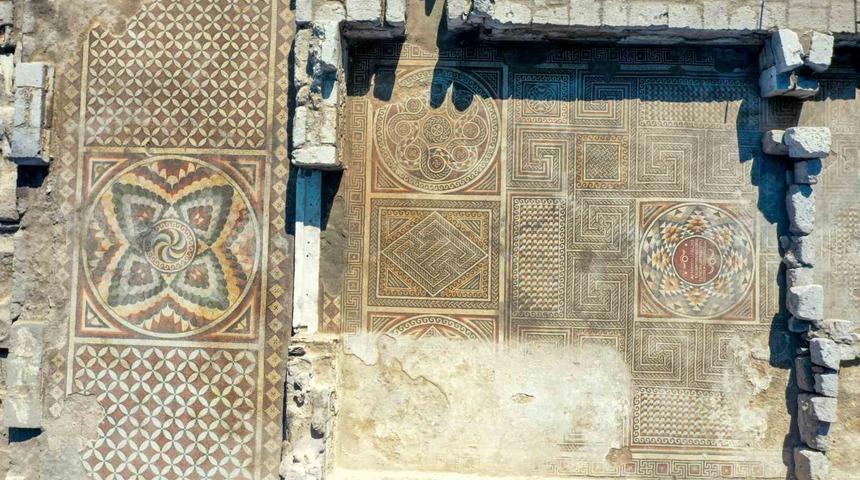 Kayseri’de tarihi mozaikler gün yüzüne çıktı: En büyük mozaik yapısında mezarlar bulundu