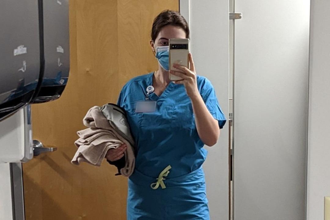 Para biriktirmek için uçakla işe gidiyor! Sadece 10 gün çalışıyor... 1