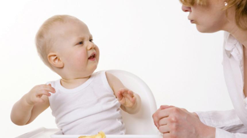 Yemeyen &ccedil;ocuğa yemek yedirme yolları