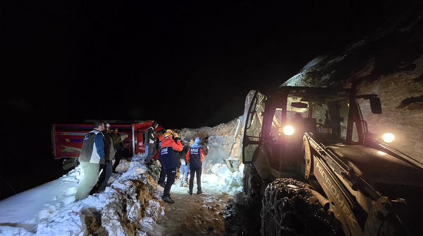 Yaylada 6 aracın üzerine çığ düştü; mahsur kalan 15 kişi kurtarıldı 