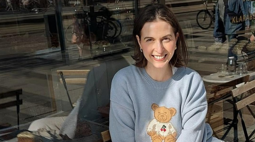 Para biriktirmek için uçakla işe gidiyor! Sadece 10 gün çalışıyor...