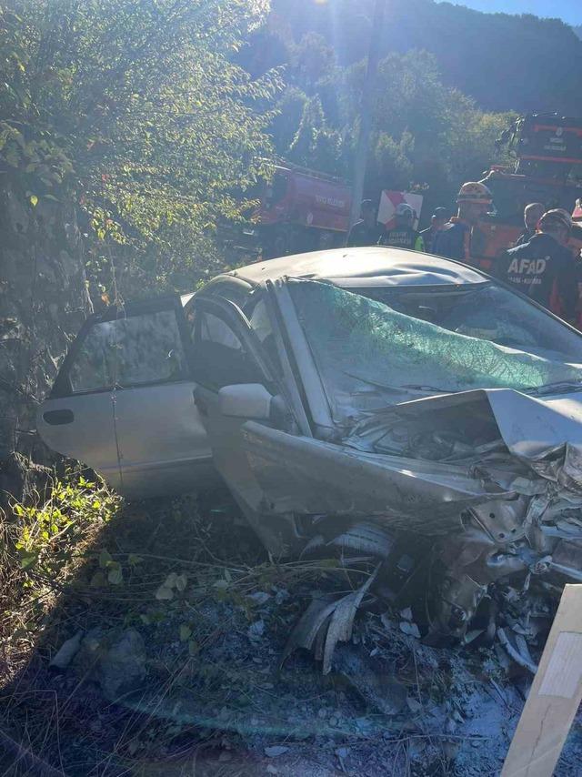 Kontrolden çıkan otomobil duvara çarptı: 2 yaralı 1