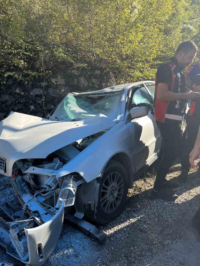 Kontrolden çıkan otomobil duvara çarptı: 2 yaralı 2