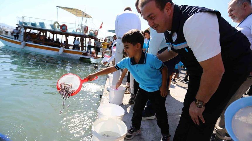 Milas Boğaziçi’ne 150 bin çipura ve 10 bin levrek yavrusu bırakıldı