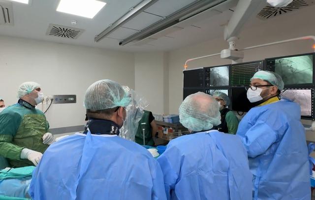 Kalp kapakçığındaki kaçak, köprücük kemiğindeki toplardamardan kalbe ulaşılarak tedavi edildi 1