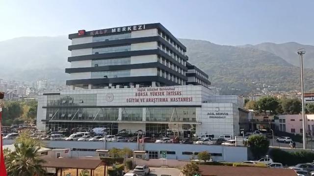 Kalp kapakçığındaki kaçak, köprücük kemiğindeki toplardamardan kalbe ulaşılarak tedavi edildi 4