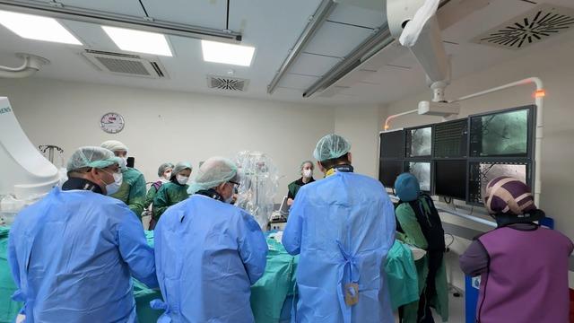 Kalp kapakçığındaki kaçak, köprücük kemiğindeki toplardamardan kalbe ulaşılarak tedavi edildi