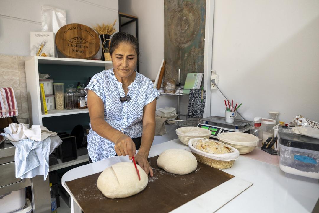 Mutfağında başladığı ekşi maya ekmek yolculuğunu atölyeye taşıdı! 2