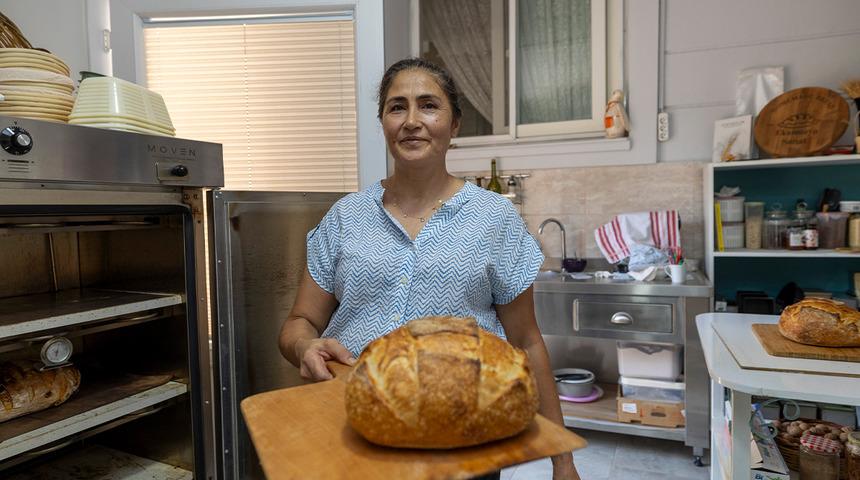 Mutfağında başladığı ekşi maya ekmek yolculuğunu atölyeye taşıdı!