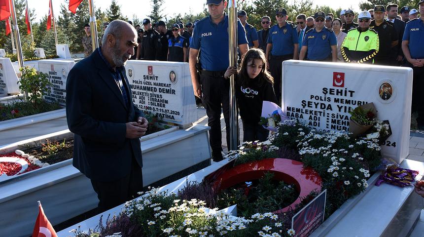Şehit polis Şeyda Yılmaz, kabri başında anıldı! Kabrine çiçek bıraktılar