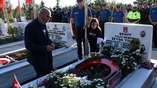 Şehit polis Şeyda Yılmaz, kabri başında anıldı! Kabrine çiçek bıraktılar