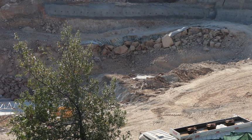 Ümraniye’de inşaat alanında yapılan kontrollü patlamada çevredeki yapılar zarar gördü