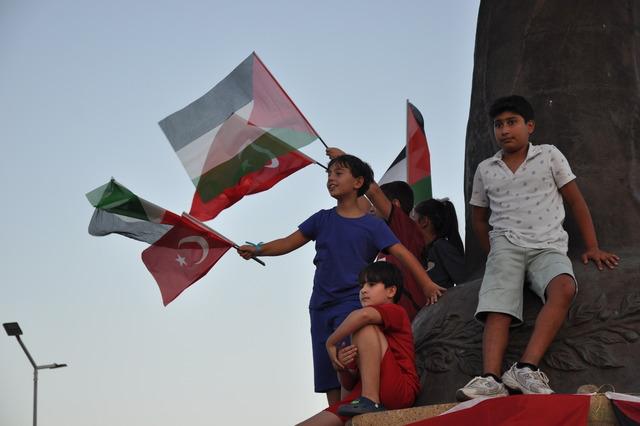 Mersin de Küresel Sumud Filosu nu "selamlama" etkinliği düzenlendi 15