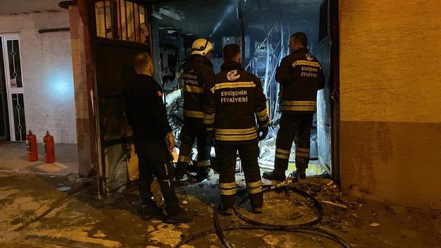 Eskişehir de bir binanın deposunda çıkan yangın söndürüldü 1