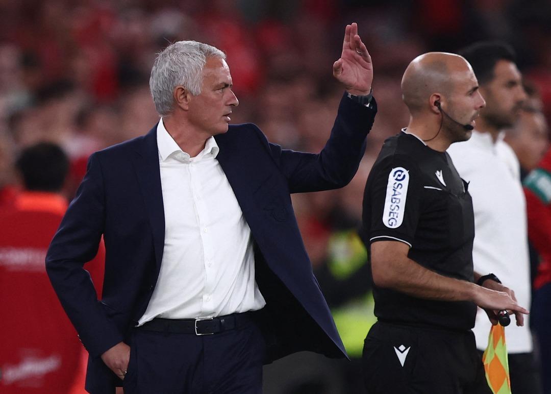 Fenerbahçe nin eski teknik direktörü Jose Mourinho Benfica da ilk iç saha maçında takıldı! Jose hakeme ateş püskürdü... VAR kararına çıldırdı 1